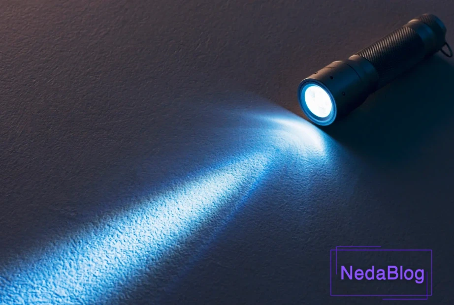 چراغ قوه روشن روی زمین نمایش کیفیت نور بهترین چراغ قوه