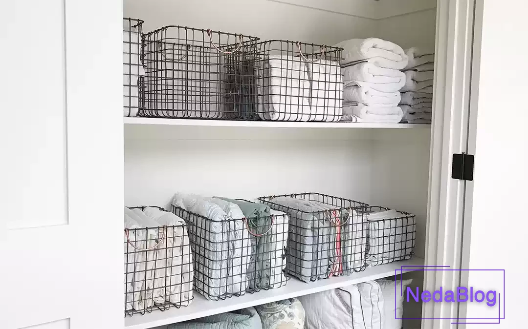 تصویری دانلودی از سبد داخل کمد دیواری و چیدمان کمد با سبد