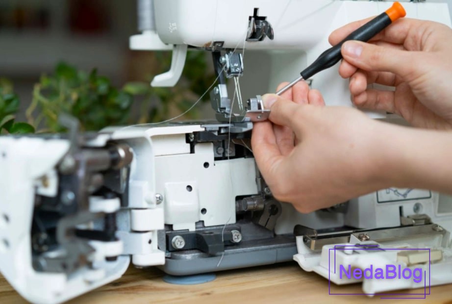 بررسی پیچ و سیمهای داخل چرخ خیاطی