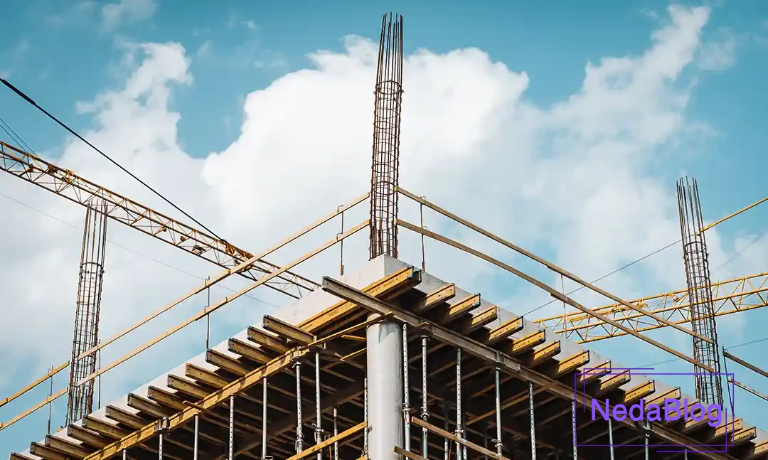 مرحله نصب ستون های در اسکلت فلزی