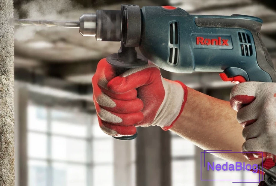 دریل برقی چکشی در حال سوراخ کردن دیوار بتنی