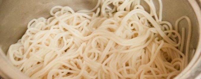 چرا آب ماکارونی باید به اندازه دریا شور باشد: فیزیک که پاستا را به یک شاهکار تبدیل می کند