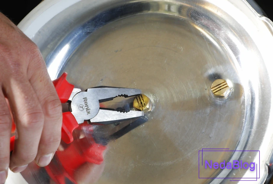 باز کردن پیچ‌های سوپاپ اطمینان زودپز با انبردست رونیکس