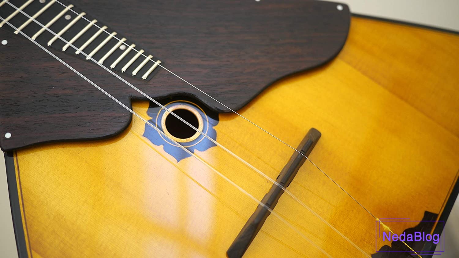 با ساز بالالايكا آشنا شوید