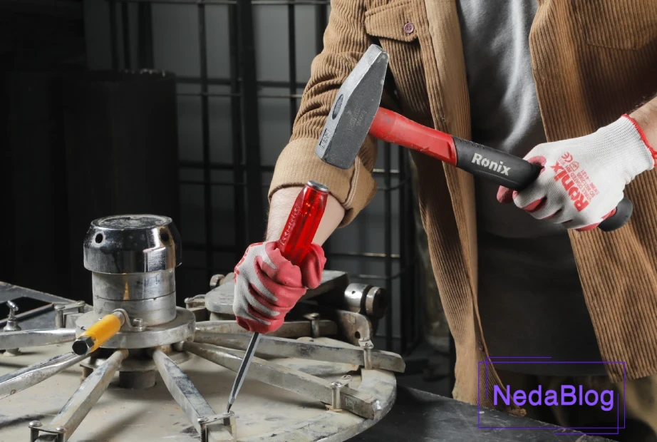 بازکردن پیچ زنگ&zwnj;زده با چکش و پیچ گوشتی