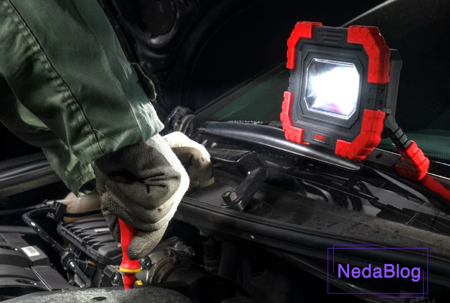 استفاده از چراغ سیار در هنگام تعمیر ماشین