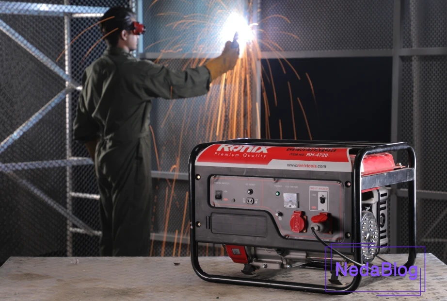 فردی درحال جوشکاری در کارگاه با استفاده از برق موتور برق بنزینی