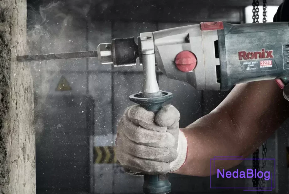 استفاده از دریل رونیکس برای سوراخ کردن دیوار در کارگاه صنعتی