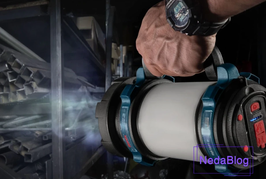 استفاده از چراغ قوه سیار در تاریکی 