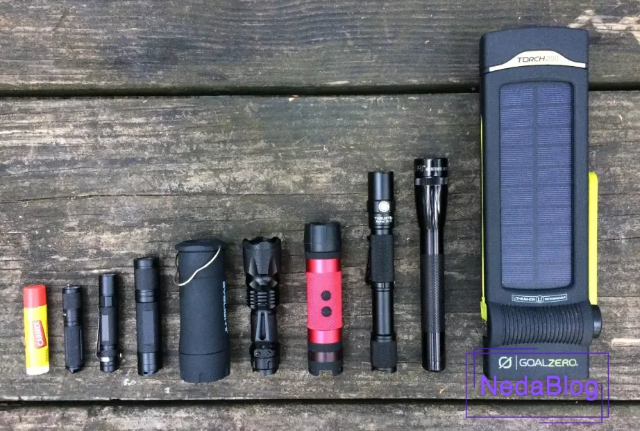 انواع چراغ قوه دستی در سایز های مختلف روی میز