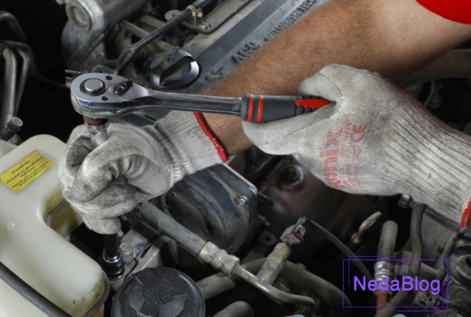 تعمیر ماشین با آچار جغجغه و دستکش ایمنی رونیکس