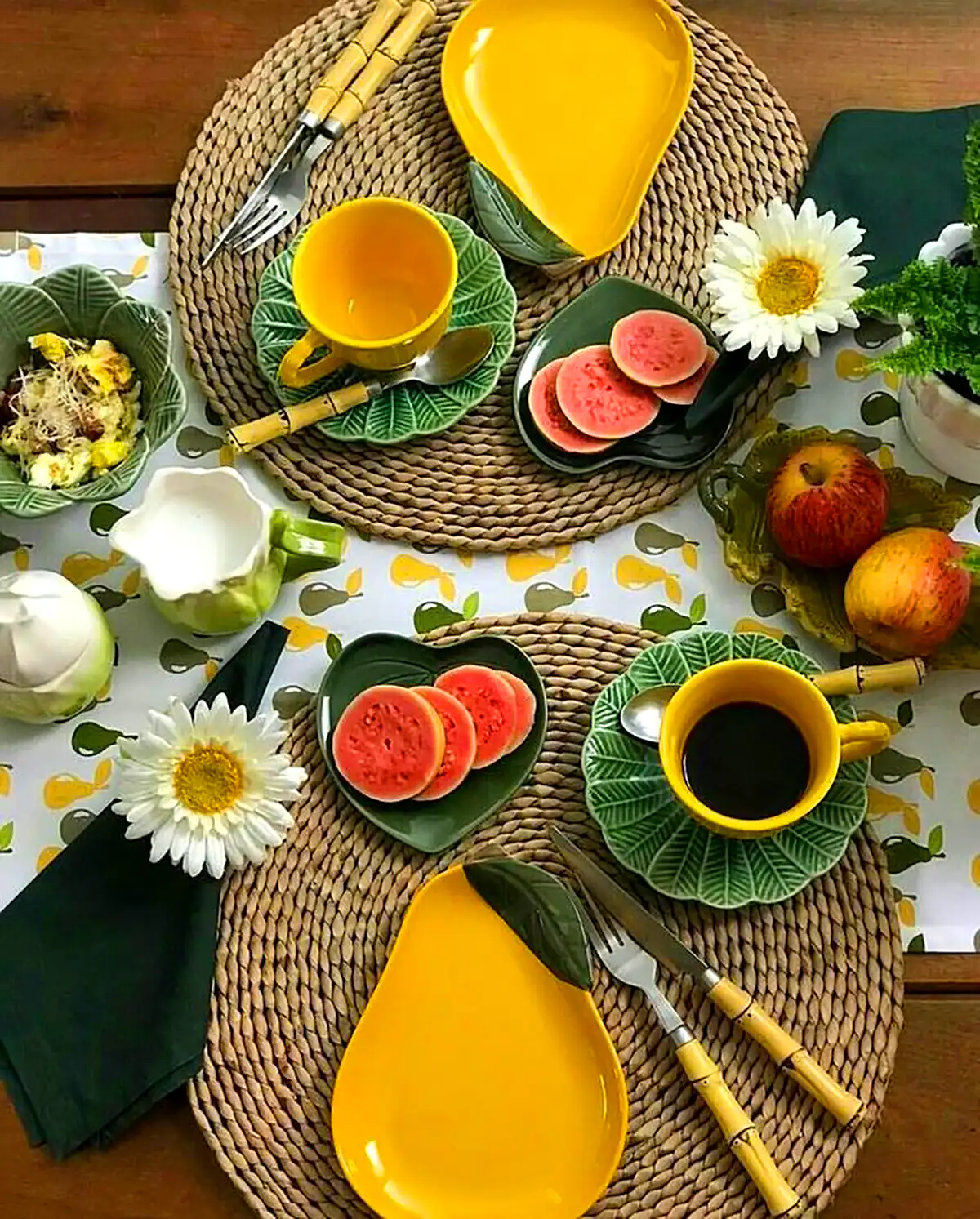 چیدمان ظروف جهیزیه عروس