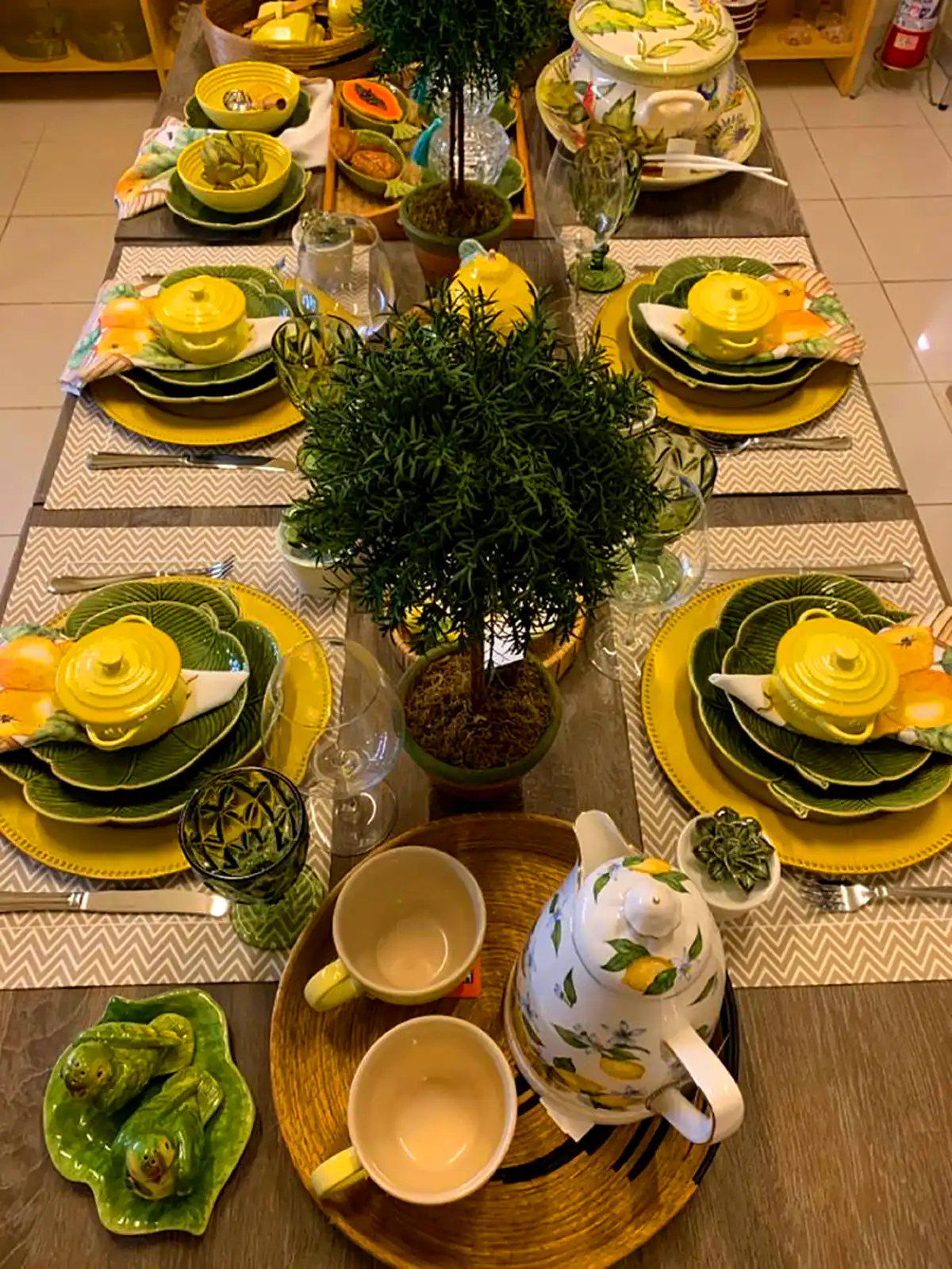 چیدمان ظروف جهیزیه عروس