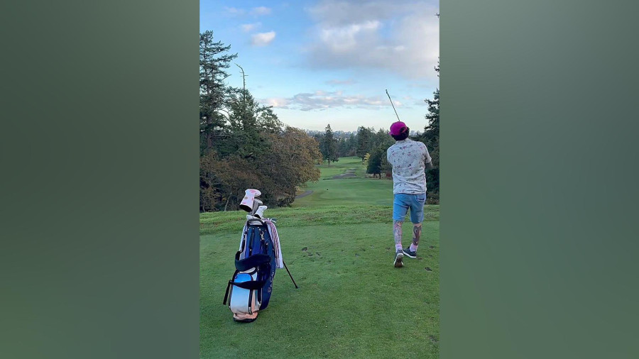 لحظه حمله عقاب سرسفید به غاز در محوطه گلف