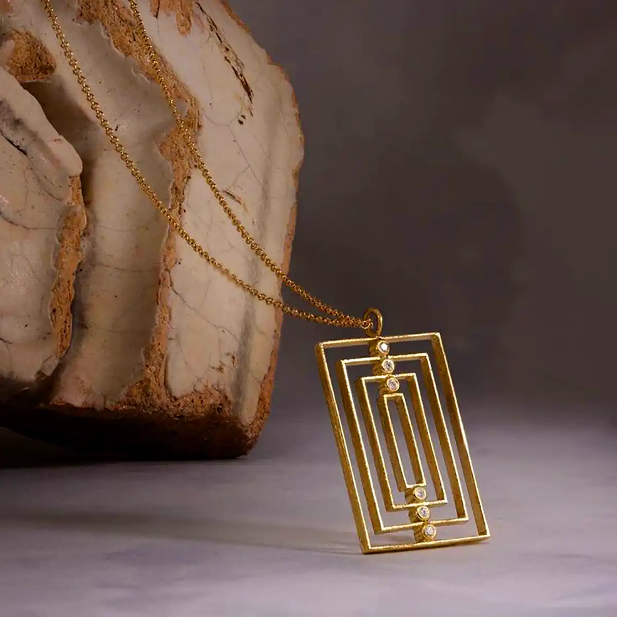 گردنبند مدرن و مینیمال