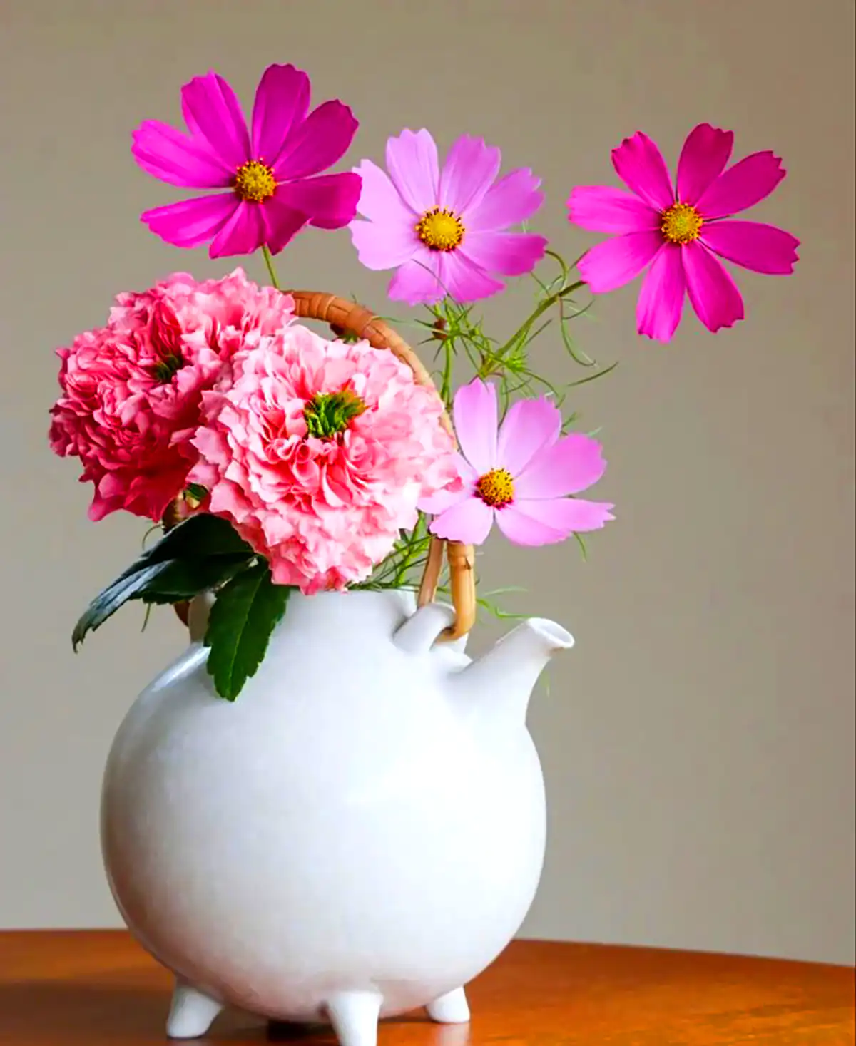 گلدون گل صورتی تزیینی