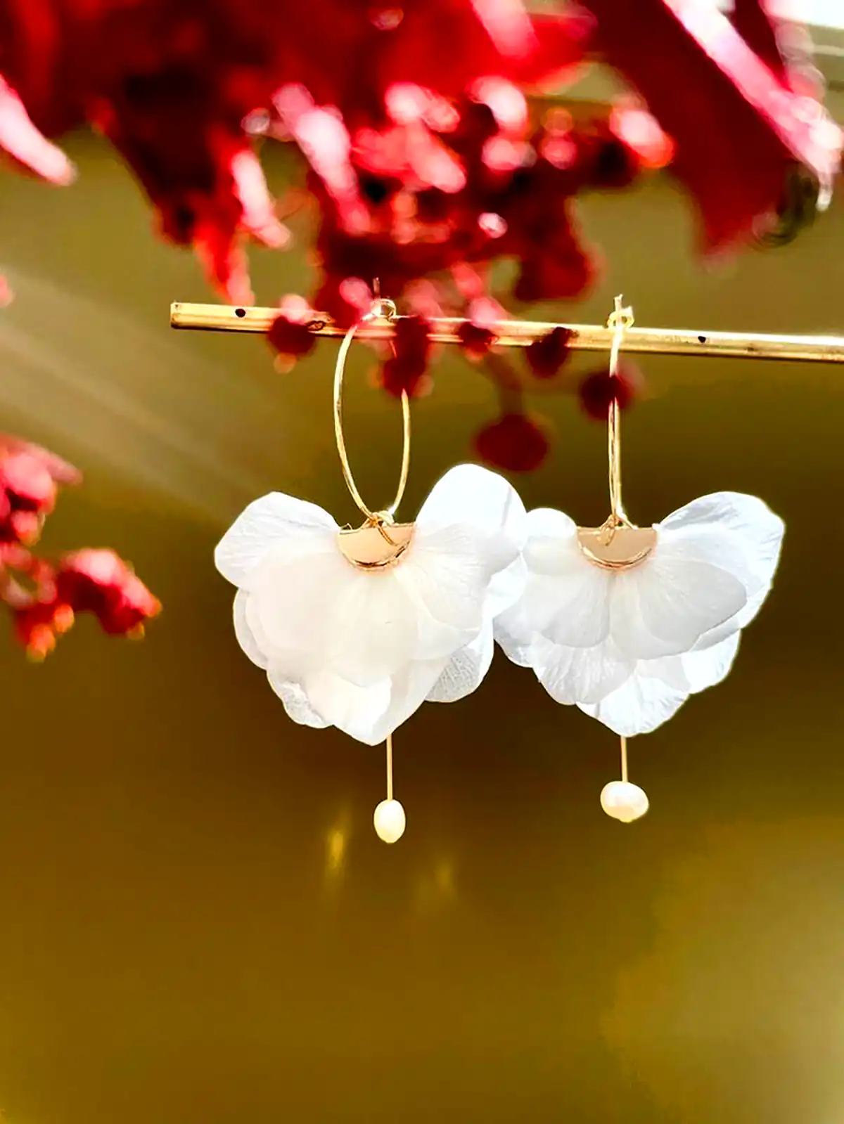 گوشواره پارچه ای سفید صدفی