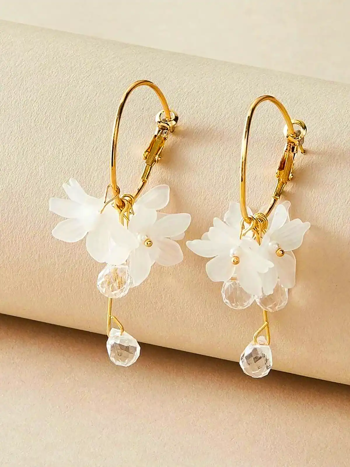 گوشواره پارچه ای سفید صدفی