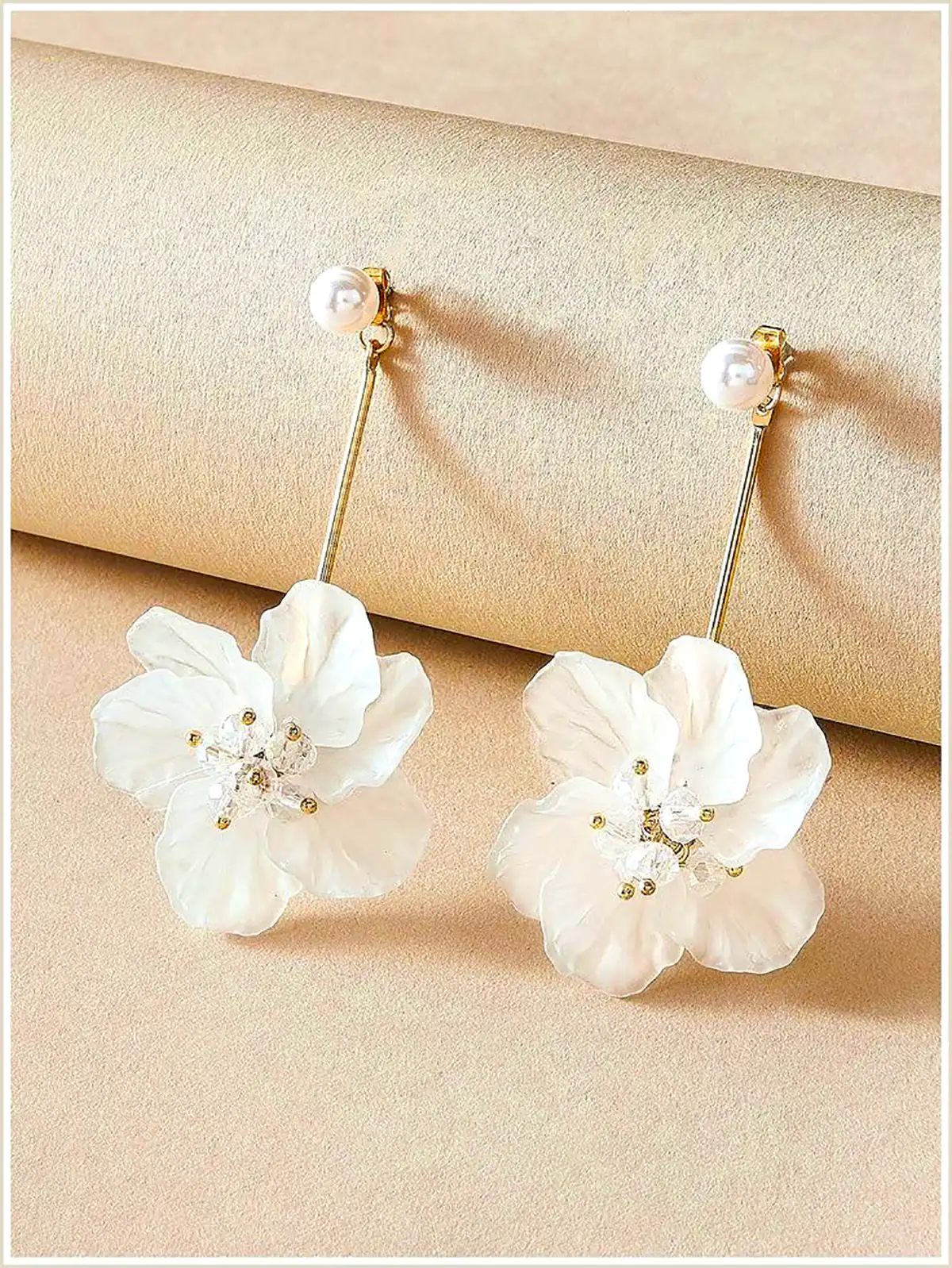 گوشواره پارچه ای سفید صدفی