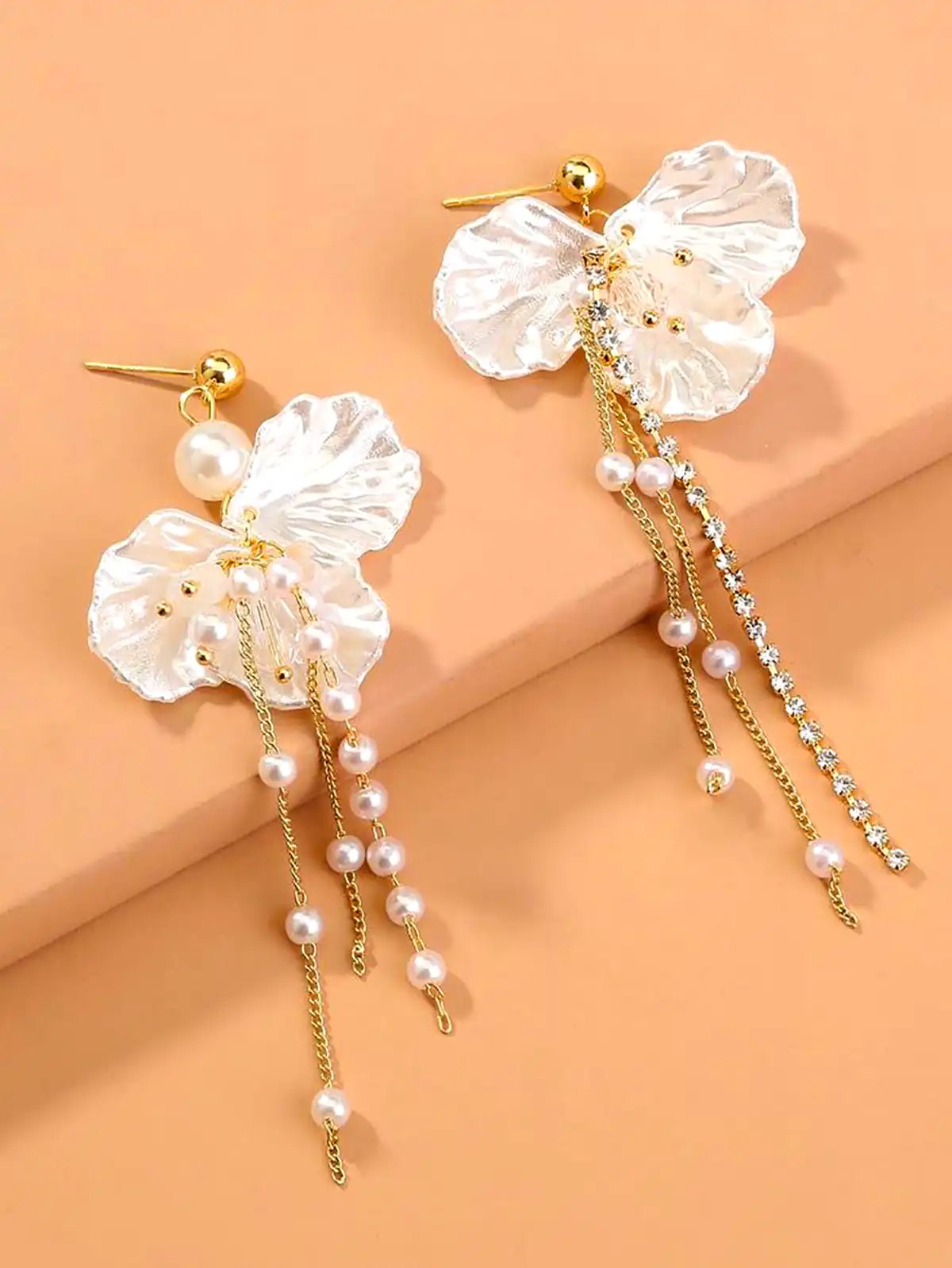 گوشواره پارچه ای سفید صدفی