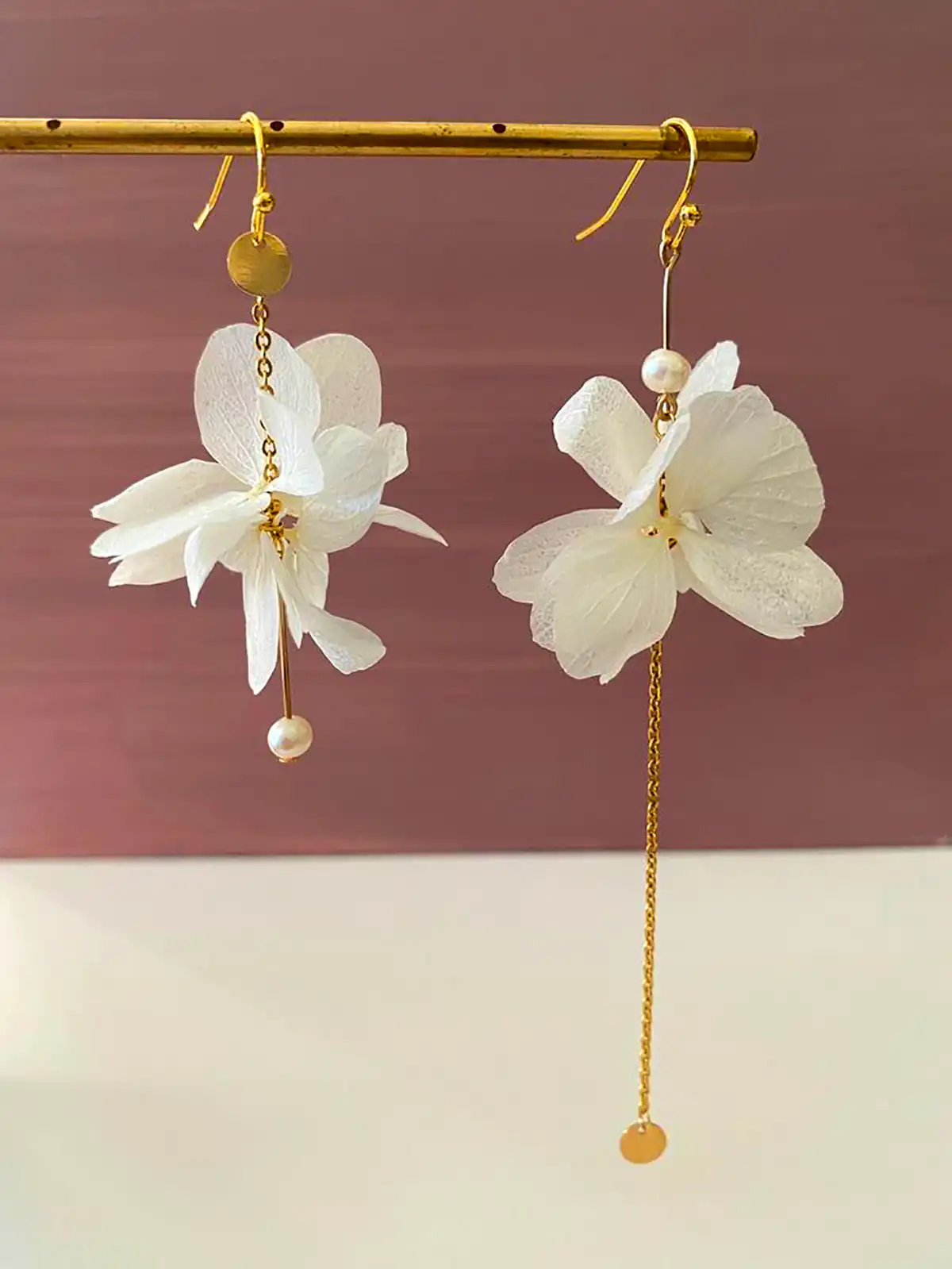 گوشواره پارچه ای سفید صدفی