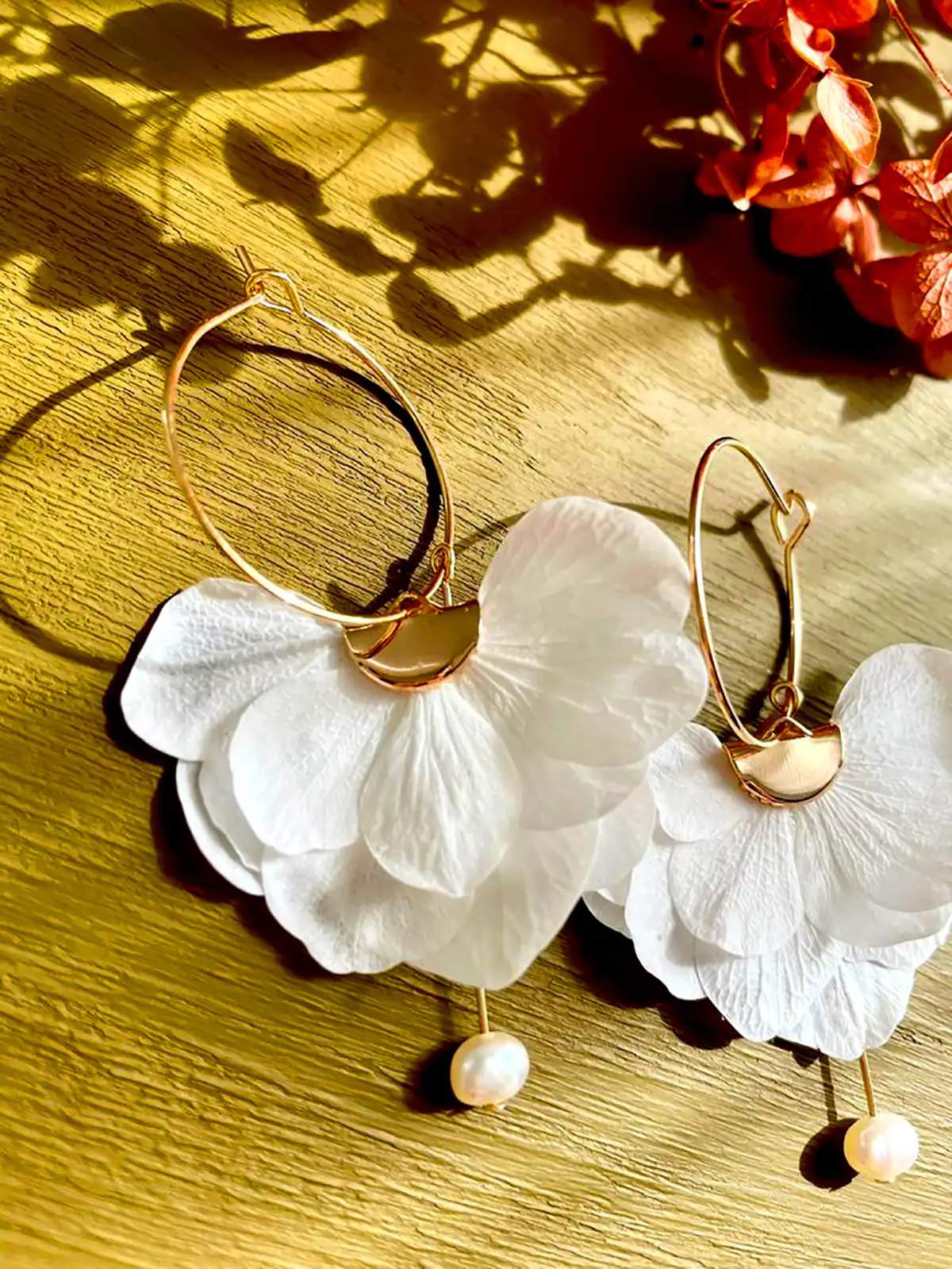 گوشواره پارچه ای سفید صدفی