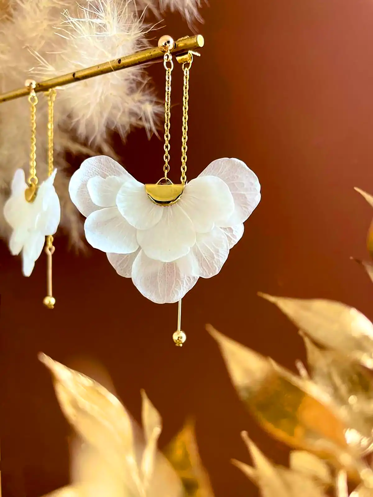 گوشواره پارچه ای سفید صدفی