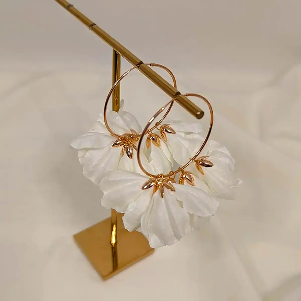 گوشواره پارچه ای سفید صدفی