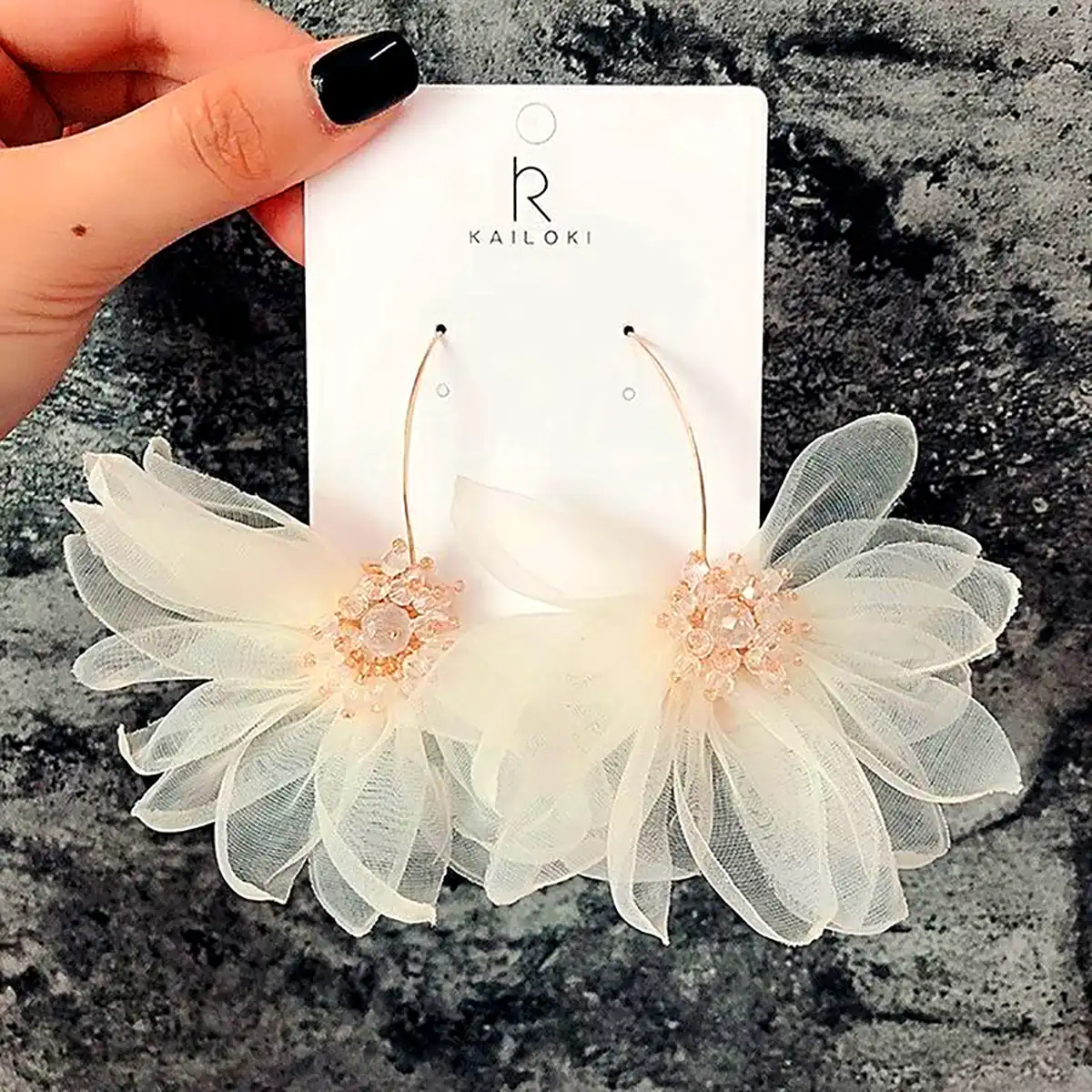 گوشواره پارچه ای سفید صدفی