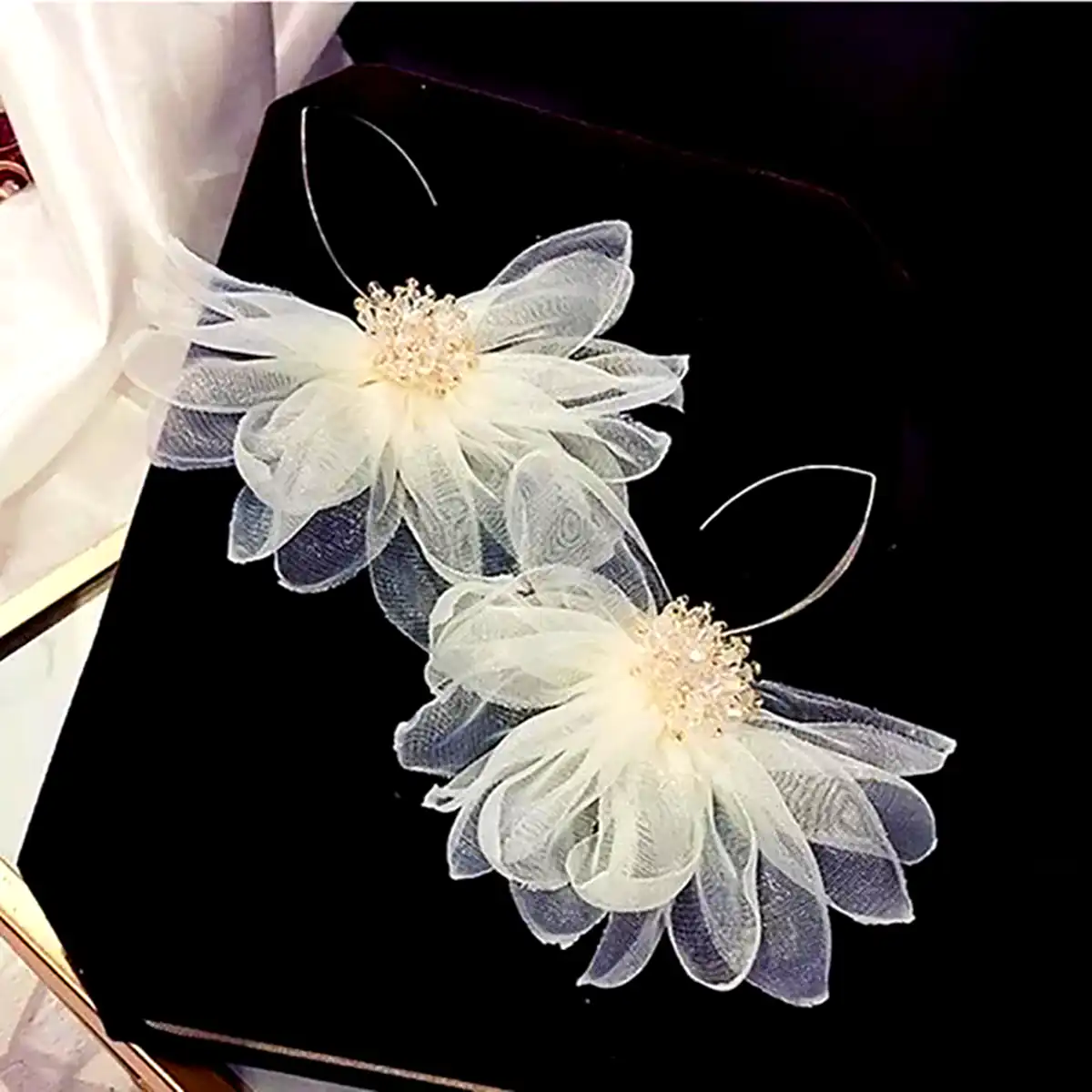 گوشواره پارچه ای سفید صدفی