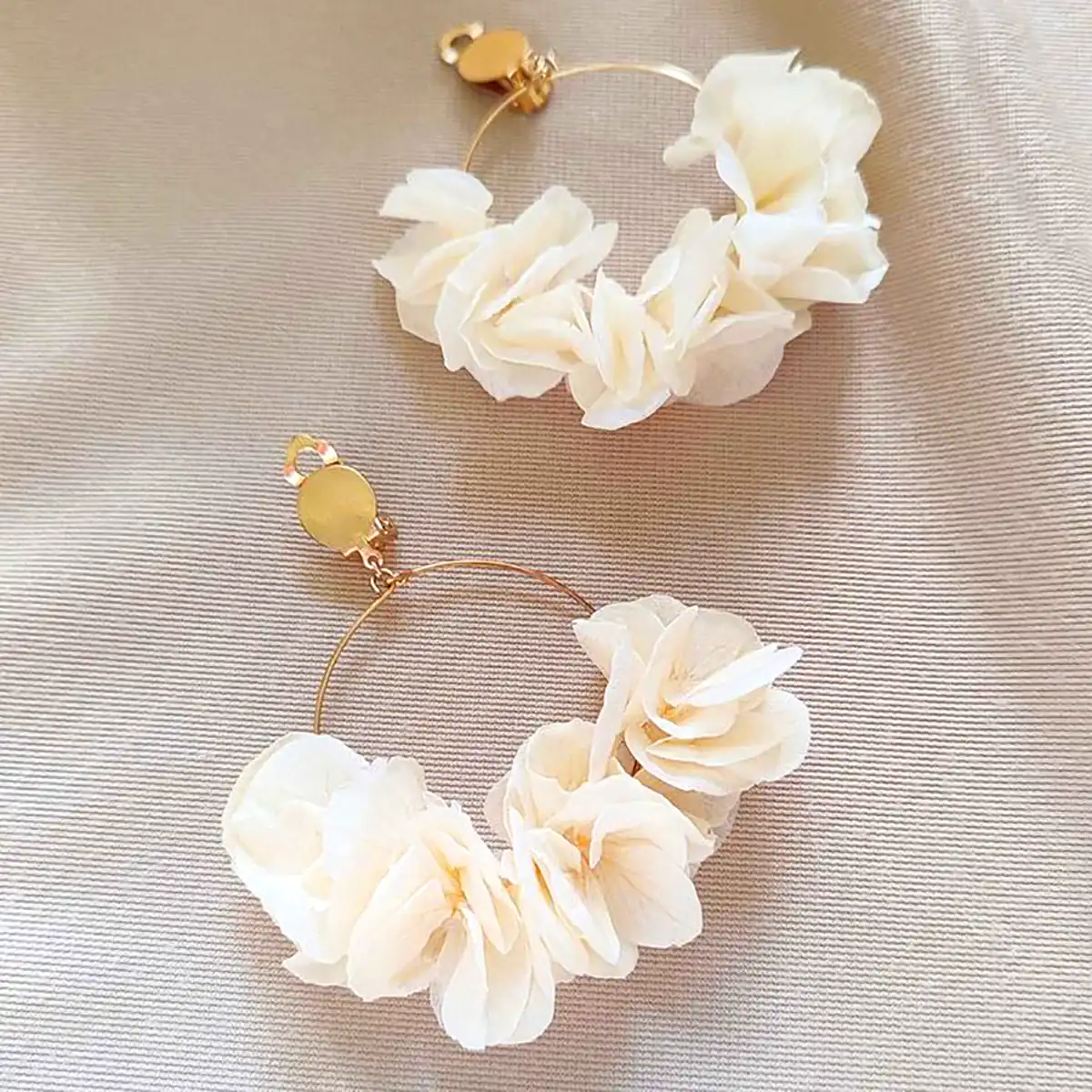 گوشواره پارچه ای سفید صدفی