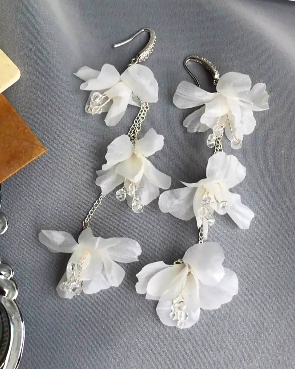 گوشواره پارچه ای سفید صدفی