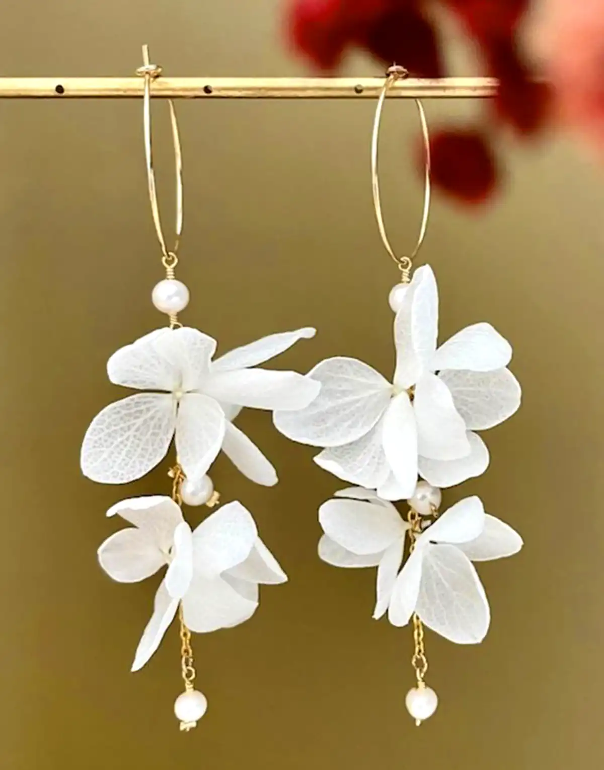 گوشواره پارچه ای سفید صدفی