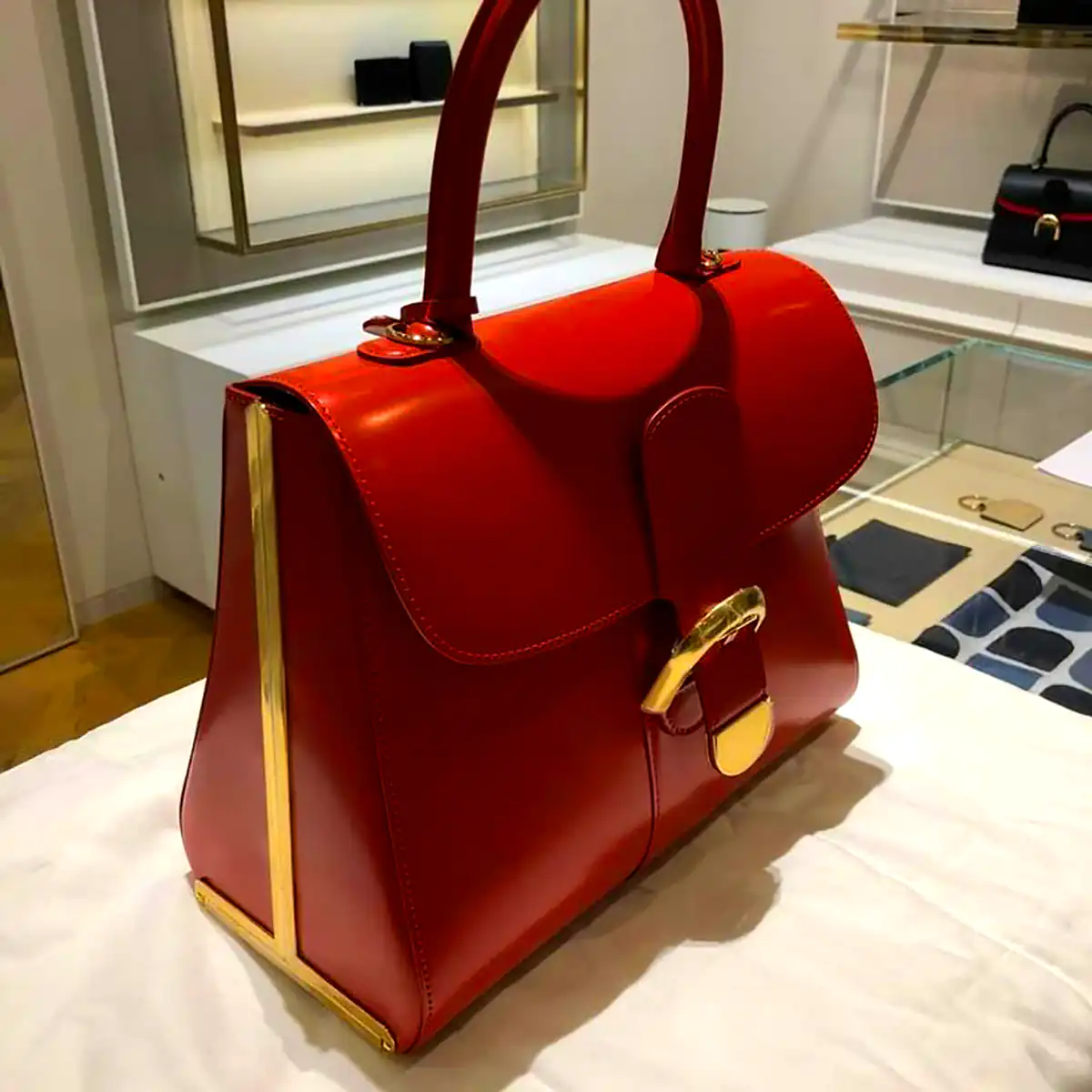 کیف قرمز مجلسی