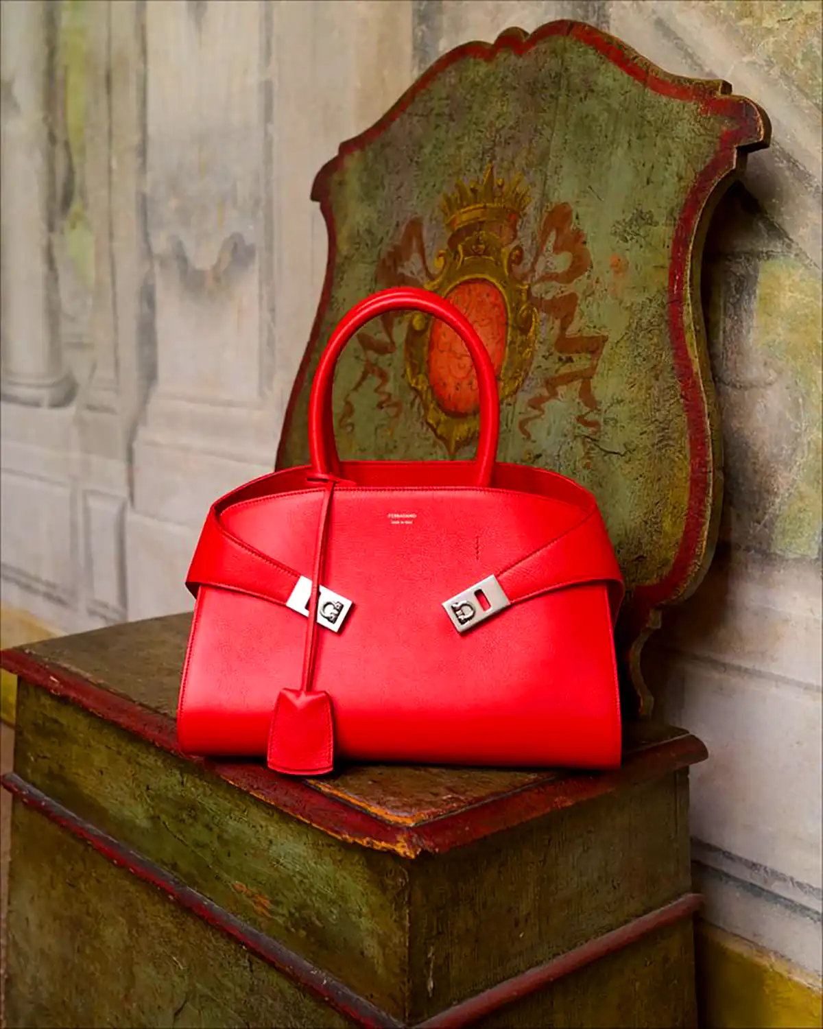 کیف قرمز مجلسی