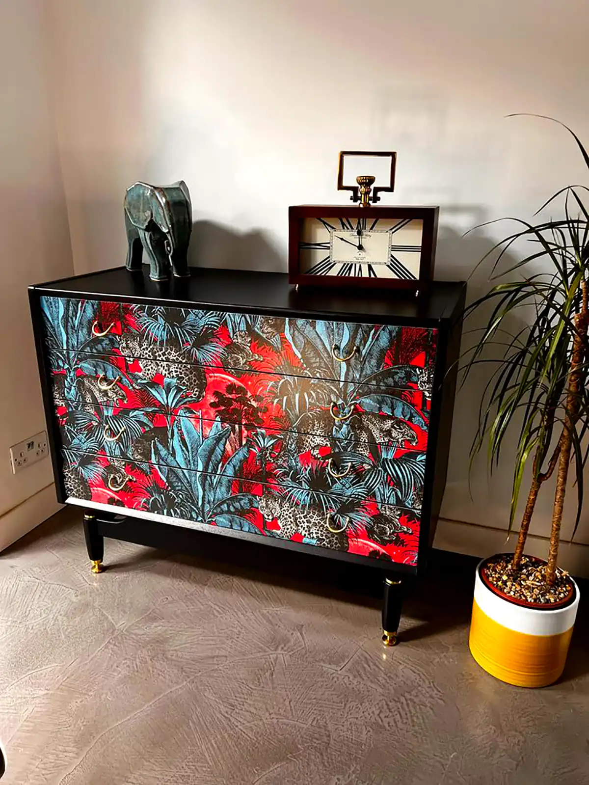 کنسول نئوکلاسیک طرحدار