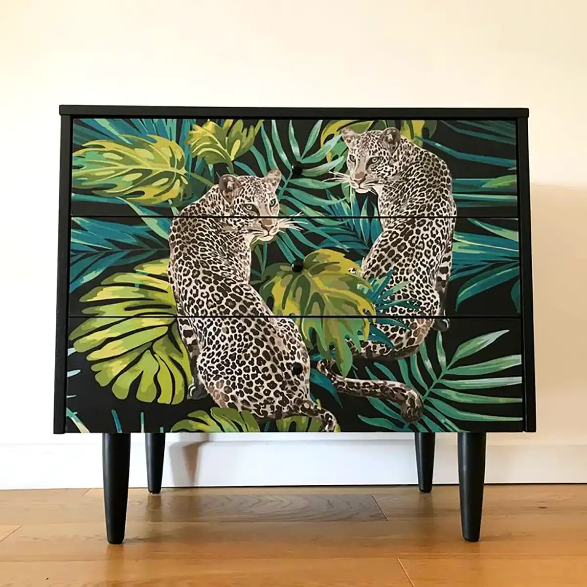 کنسول نئوکلاسیک طرحدار