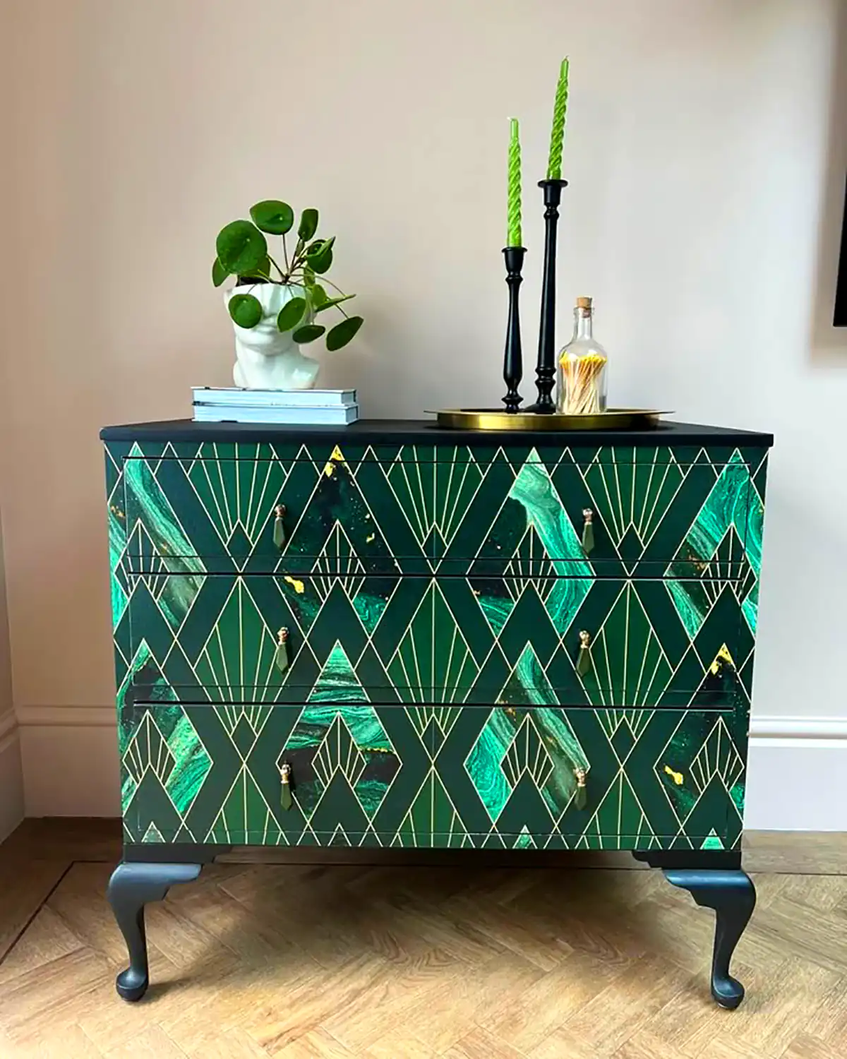 کنسول نئوکلاسیک طرحدار