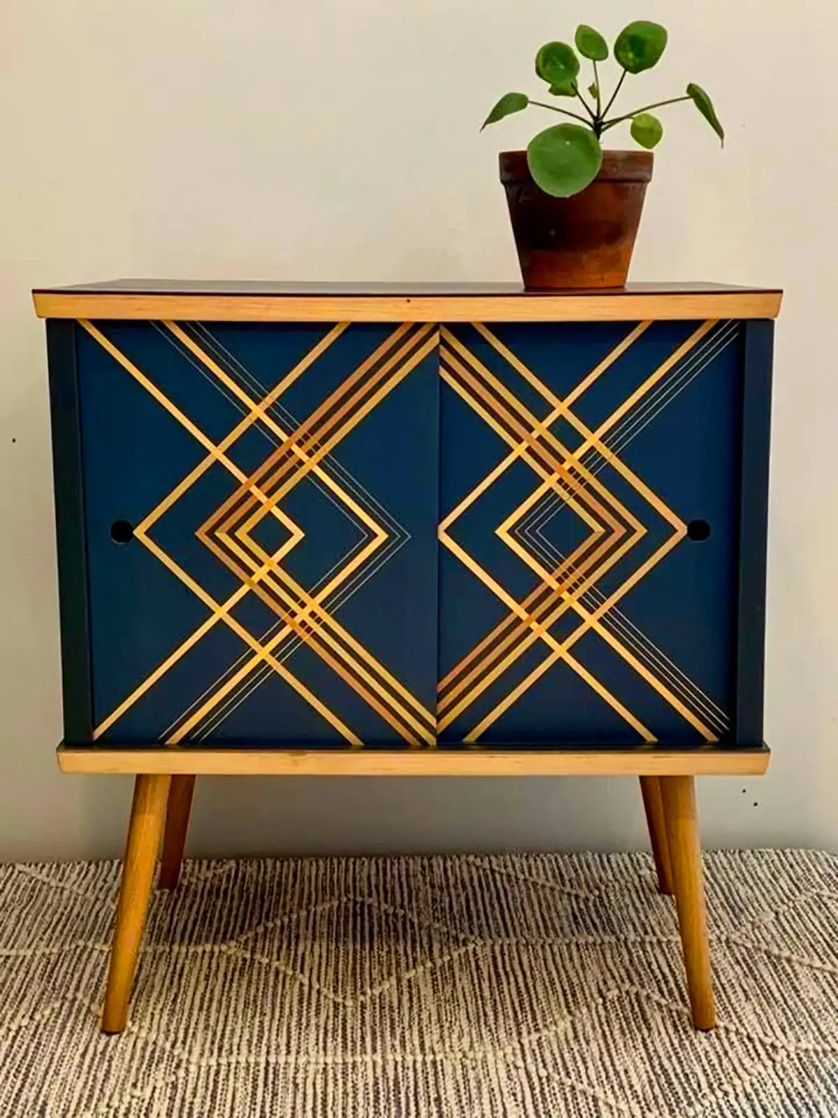 کنسول نئوکلاسیک طرحدار