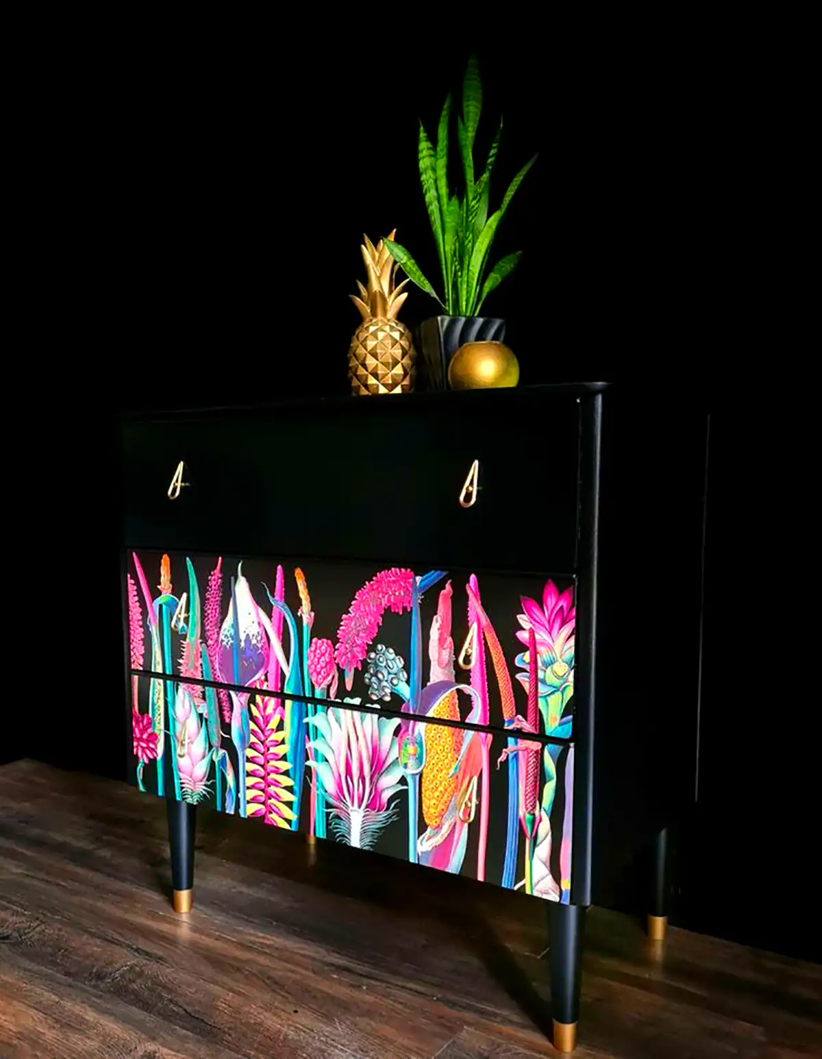 کنسول نئوکلاسیک طرحدار