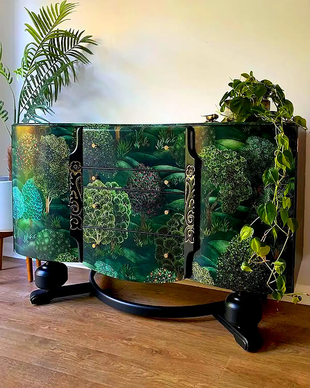 کنسول نئوکلاسیک طرحدار