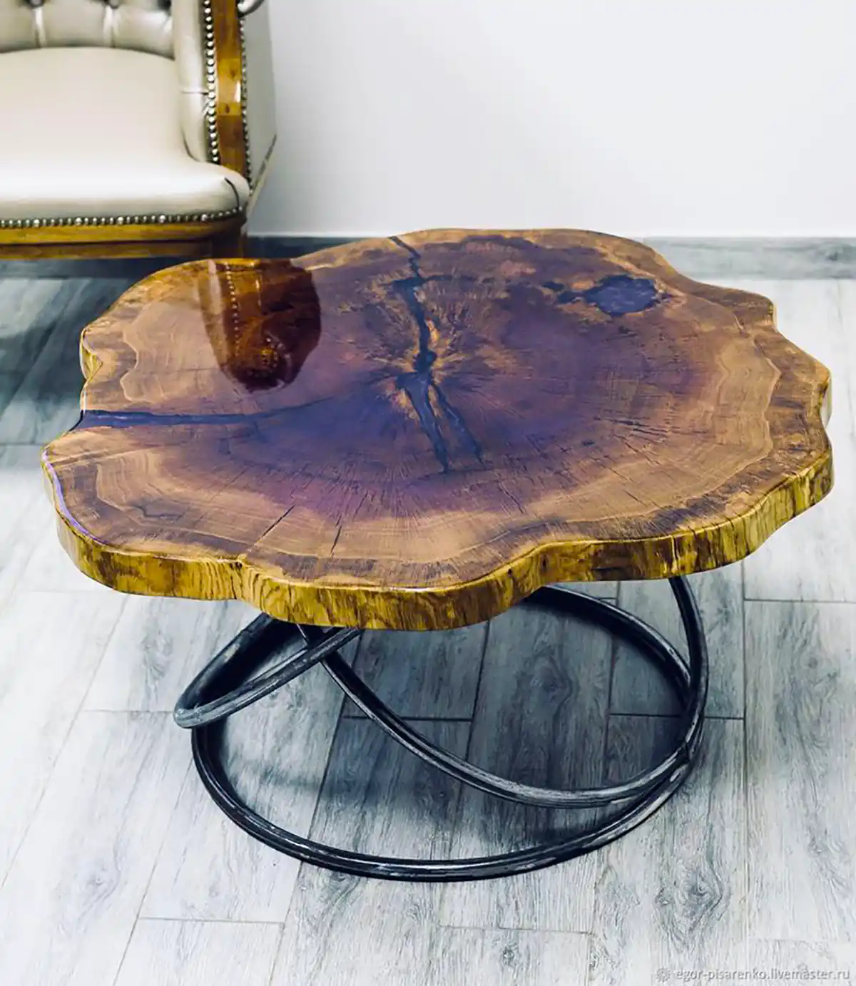 میز پایه دار چوبی لوکس