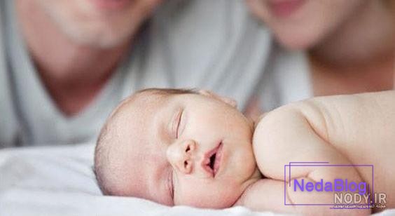 ژست عکس نوزاد با پدر و مادر عاشقانه و خلاق | ایده عکاسی نوزاد با پدر