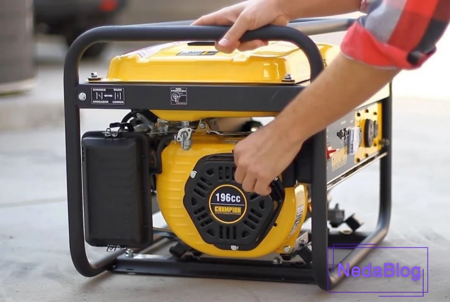 فردی در حال تنظیم موتور برق بنزینی