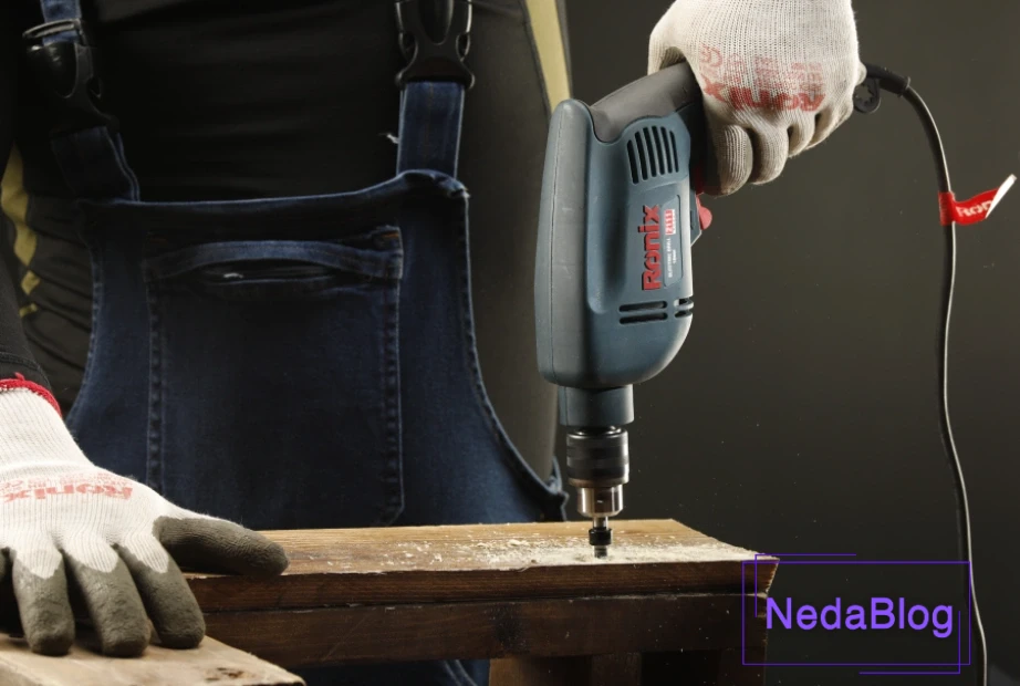 فردی در حال سوراخ کردن تخته چوب با دریل برقی