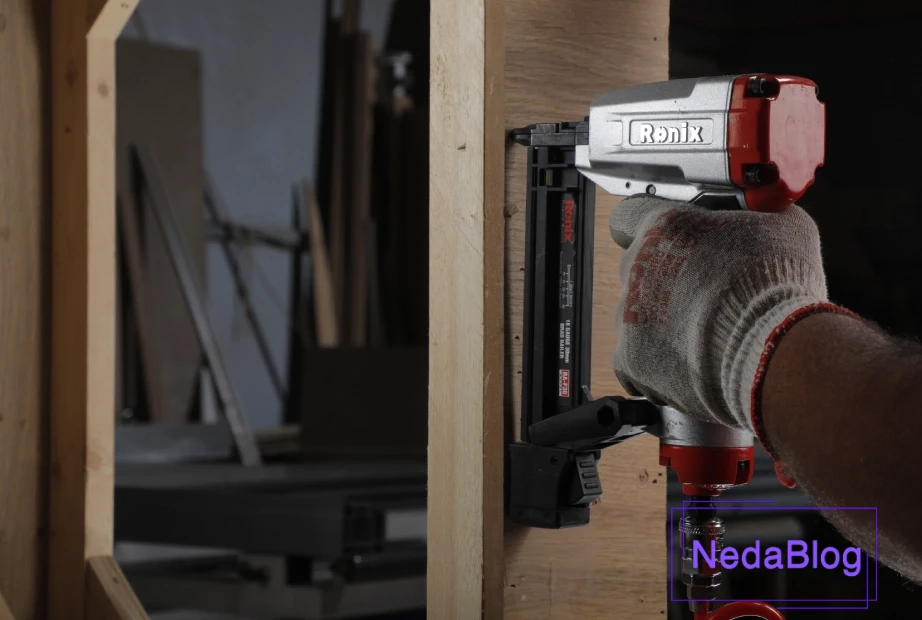 فردی در حال ساخت مبل با استفاده از میخکوب پنوماتیکی