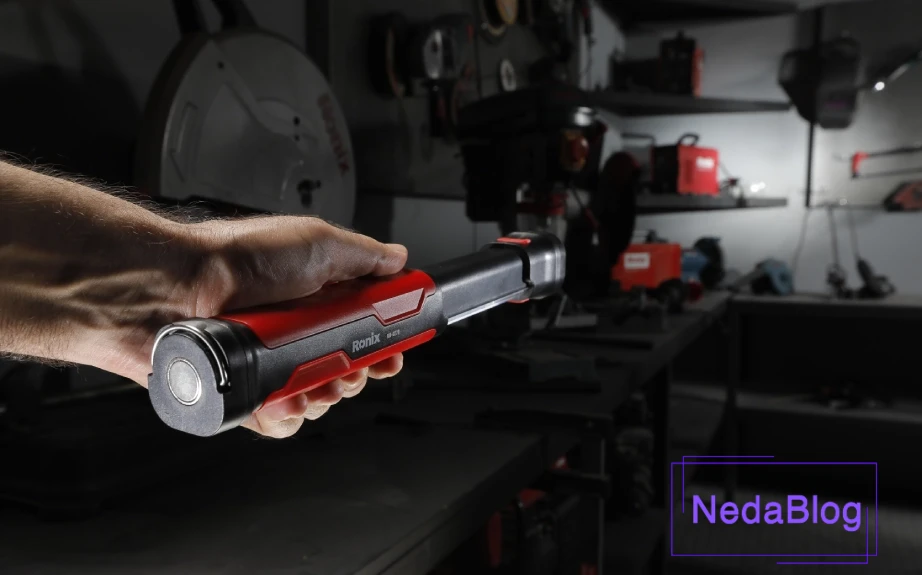 فردی در حال استفاده از چراغ قوه دستی در کارگاه