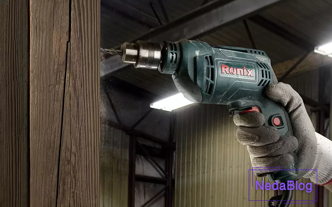 فردی با دستکش ایمنی در حال سوراخ کردن ستون چوبی با دریل برقی