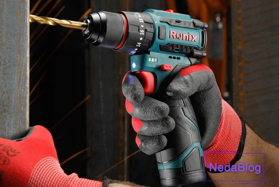 فردی با دستکش ایمنی در حال سوراخ کردن نبشی فولادی با دریل شارژی