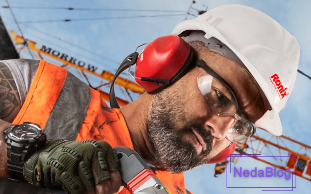 نمایی از فردی که کلاه ایمنی و گوش گیر و عینک محافظ دارد که همشان جزئی از لیست لوازم ایمنی ساختمان